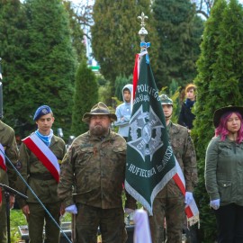 powiększ zdjęcie: Tu spoczywa bohater