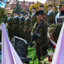 powiększ zdjęcie: Tu spoczywa bohater