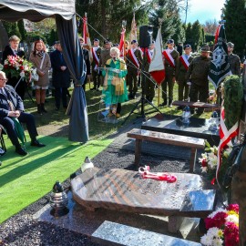 powiększ zdjęcie: Tu spoczywa bohater