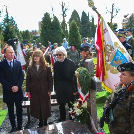 powiększ zdjęcie: Tu spoczywa bohater