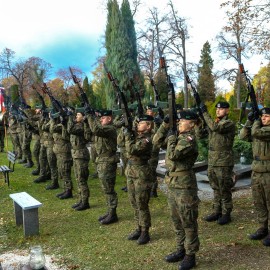 powiększ zdjęcie: Tu spoczywa bohater