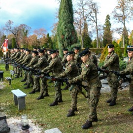 powiększ zdjęcie: Tu spoczywa bohater
