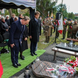 powiększ zdjęcie: Tu spoczywa bohater