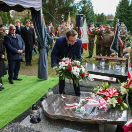 powiększ zdjęcie: Tu spoczywa bohater