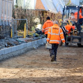 powiększ zdjęcie: Rozpoczęła się budowa drogi rowerowej z centrum na os. Kopernika