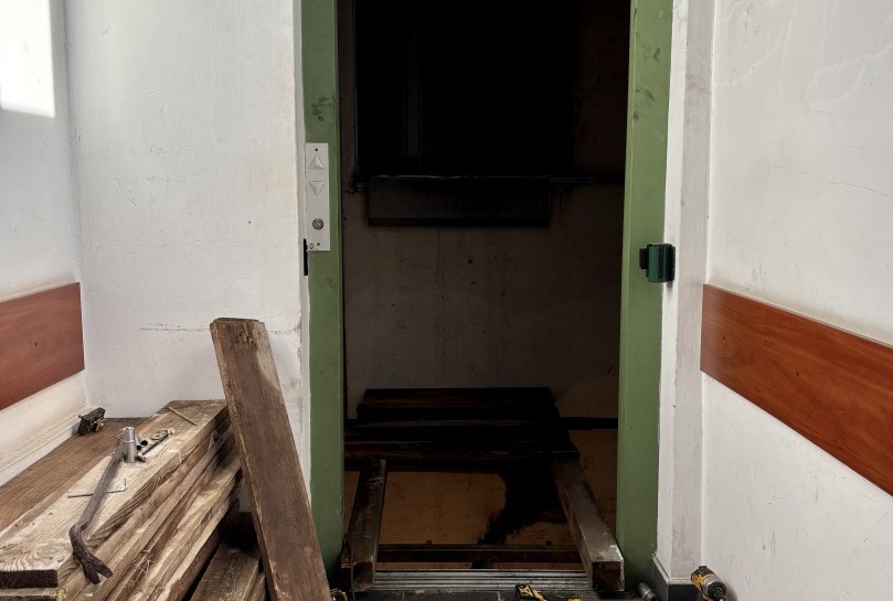 Rozpoczęła się wymiana windy dla osób niepełnosprawnych w urzędzie