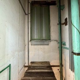 powiększ zdjęcie: Rozpoczęła się wymiana windy dla osób niepełnosprawnych w urzędzie