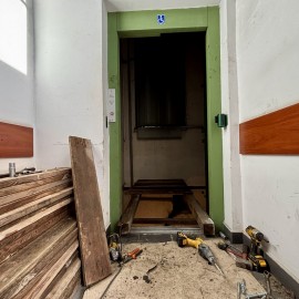 powiększ zdjęcie: Rozpoczęła się wymiana windy dla osób niepełnosprawnych w urzędzie