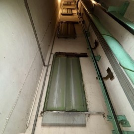 powiększ zdjęcie: Rozpoczęła się wymiana windy dla osób niepełnosprawnych w urzędzie