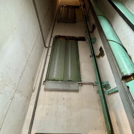 powiększ zdjęcie: Rozpoczęła się wymiana windy dla osób niepełnosprawnych w urzędzie