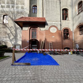 powiększ zdjęcie: Rozpoczęła się wymiana windy dla osób niepełnosprawnych w urzędzie