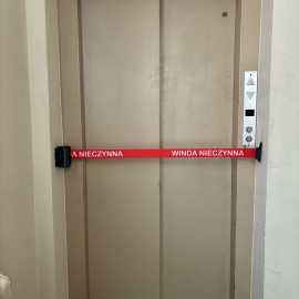 powiększ zdjęcie: Rozpoczęła się wymiana windy dla osób niepełnosprawnych w urzędzie