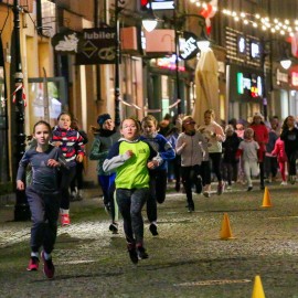 powiększ zdjęcie: Biegli i maszerowali w świątecznym nastroju