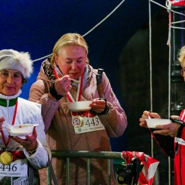 powiększ zdjęcie: Biegli i maszerowali w świątecznym nastroju