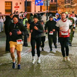 powiększ zdjęcie: Biegli i maszerowali w świątecznym nastroju