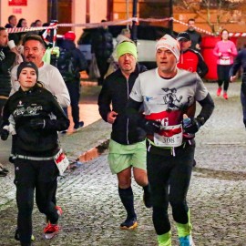 powiększ zdjęcie: Biegli i maszerowali w świątecznym nastroju