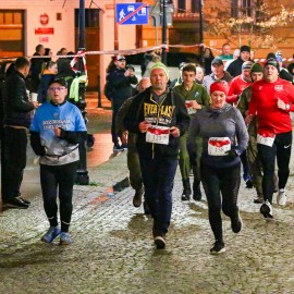 powiększ zdjęcie: Biegli i maszerowali w świątecznym nastroju