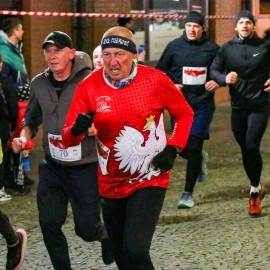 powiększ zdjęcie: Biegli i maszerowali w świątecznym nastroju