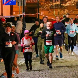 powiększ zdjęcie: Biegli i maszerowali w świątecznym nastroju