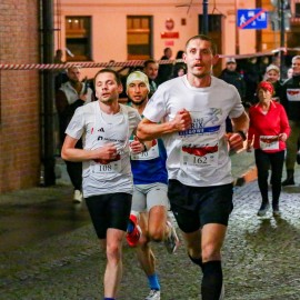 powiększ zdjęcie: Biegli i maszerowali w świątecznym nastroju