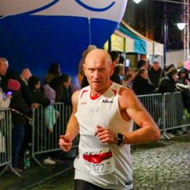 powiększ zdjęcie: Biegli i maszerowali w świątecznym nastroju