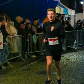 powiększ zdjęcie: Biegli i maszerowali w świątecznym nastroju