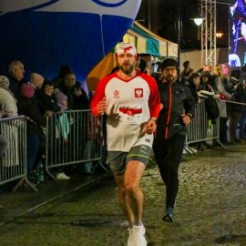 powiększ zdjęcie: Biegli i maszerowali w świątecznym nastroju