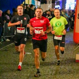 powiększ zdjęcie: Biegli i maszerowali w świątecznym nastroju