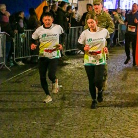 powiększ zdjęcie: Biegli i maszerowali w świątecznym nastroju