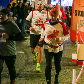 powiększ zdjęcie: Biegli i maszerowali w świątecznym nastroju