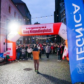 powiększ zdjęcie: Biegli i maszerowali w świątecznym nastroju