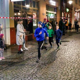 powiększ zdjęcie: Biegli i maszerowali w świątecznym nastroju