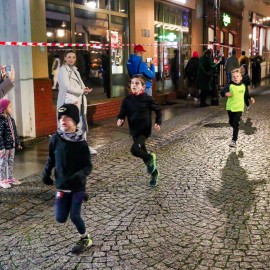 powiększ zdjęcie: Biegli i maszerowali w świątecznym nastroju