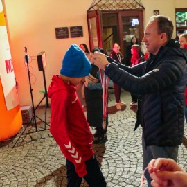 powiększ zdjęcie: Biegli i maszerowali w świątecznym nastroju