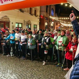 powiększ zdjęcie: Biegli i maszerowali w świątecznym nastroju