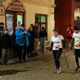 powiększ zdjęcie: Biegli i maszerowali w świątecznym nastroju