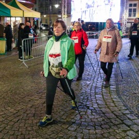 powiększ zdjęcie: Biegli i maszerowali w świątecznym nastroju