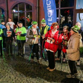 powiększ zdjęcie: Biegli i maszerowali w świątecznym nastroju