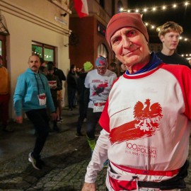 powiększ zdjęcie: Biegli i maszerowali w świątecznym nastroju