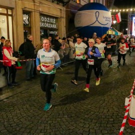 powiększ zdjęcie: Biegli i maszerowali w świątecznym nastroju