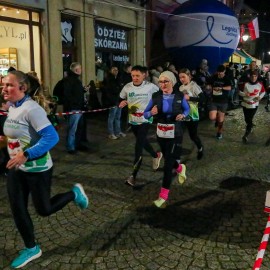 powiększ zdjęcie: Biegli i maszerowali w świątecznym nastroju