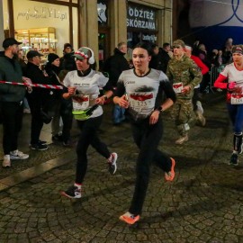 powiększ zdjęcie: Biegli i maszerowali w świątecznym nastroju