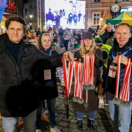 powiększ zdjęcie: Biegli i maszerowali w świątecznym nastroju