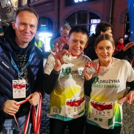 powiększ zdjęcie: Biegli i maszerowali w świątecznym nastroju