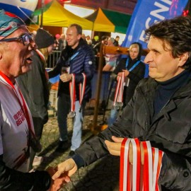 powiększ zdjęcie: Biegli i maszerowali w świątecznym nastroju