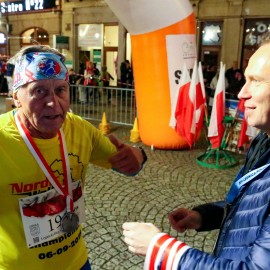 powiększ zdjęcie: Biegli i maszerowali w świątecznym nastroju