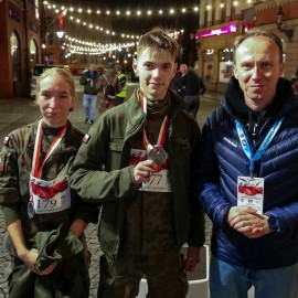 powiększ zdjęcie: Biegli i maszerowali w świątecznym nastroju