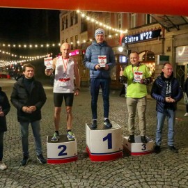 powiększ zdjęcie: Biegli i maszerowali w świątecznym nastroju