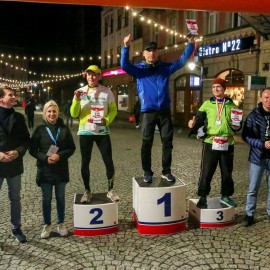 powiększ zdjęcie: Biegli i maszerowali w świątecznym nastroju