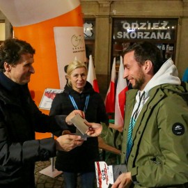 powiększ zdjęcie: Biegli i maszerowali w świątecznym nastroju